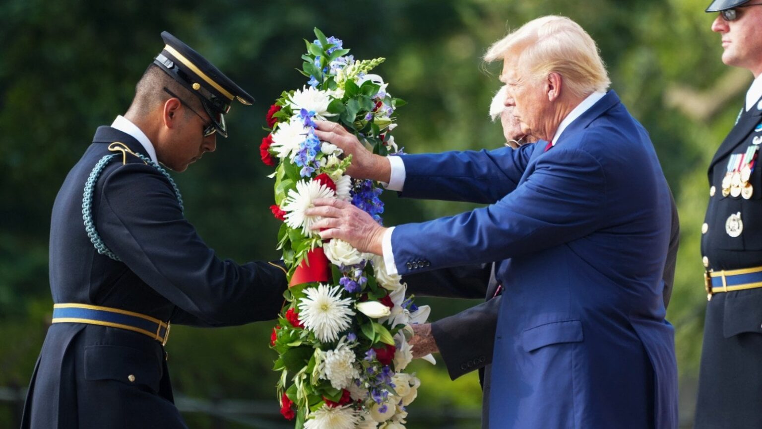陸軍はトランプ陣営が墓地の従業員を「突然押した」と主張