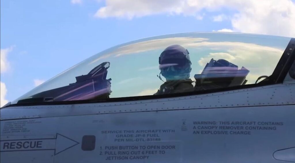 オランダから寄贈された最初のF-16がウクライナ空軍に就役。