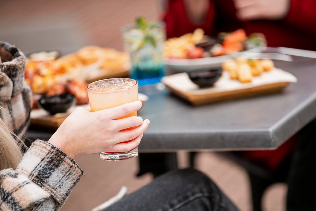 カフェの電子メニューについて住民が不満：高齢者はどうすべきか？