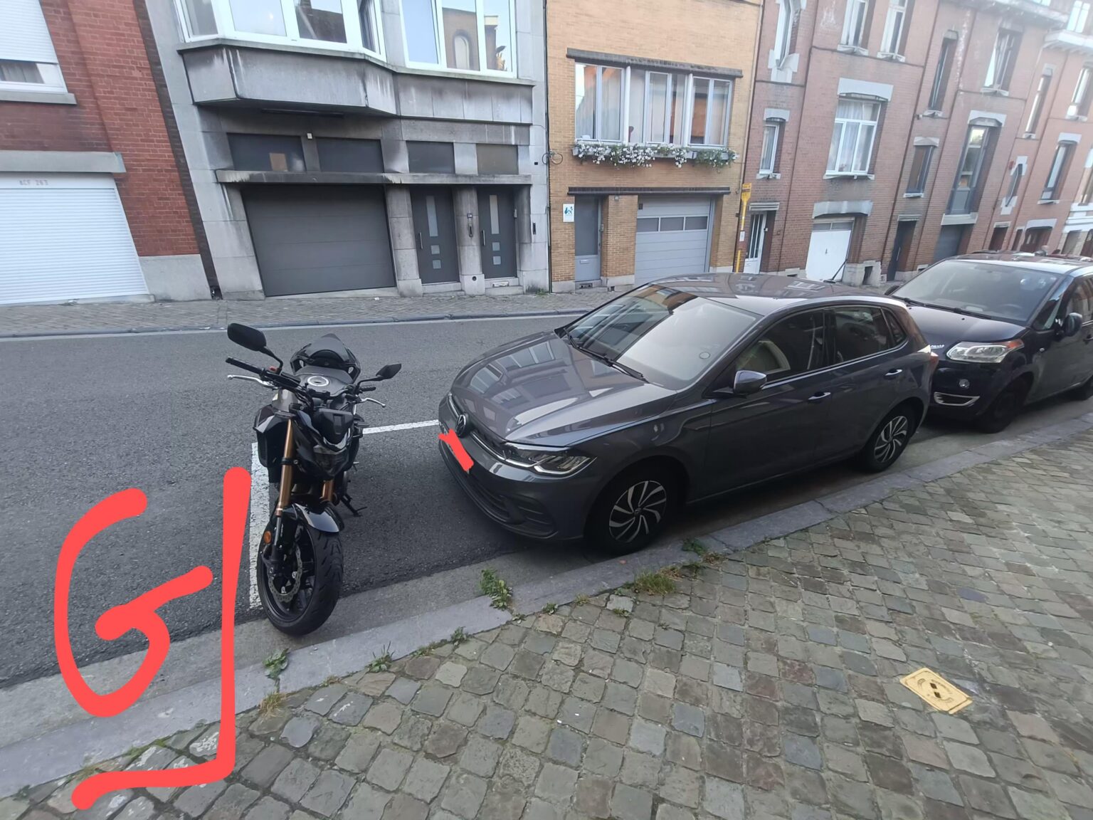 このバイクはこのように駐車できますか？