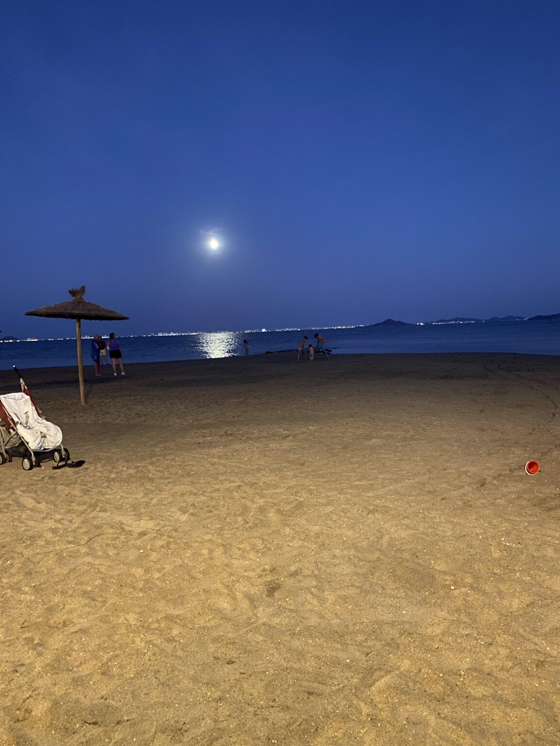 浜辺の夕暮れ