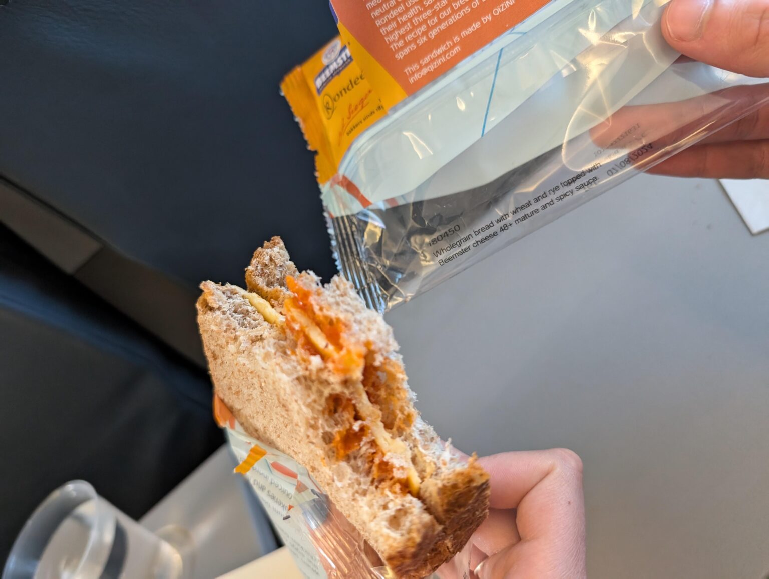 KLM のビームスター チーズ サンドイッチにはどんな「スパイシー ソース」が使われているのでしょうか?