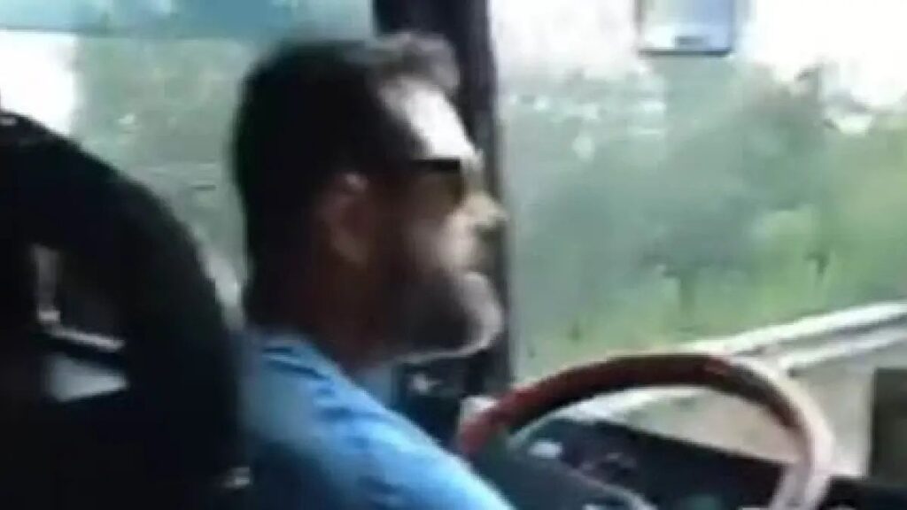 コルフ島：観光バスの運転手が暴れ回る - 「朝9時に彼らは笑う、敬意を払わない」と罵り叫んだ（ビデオ）