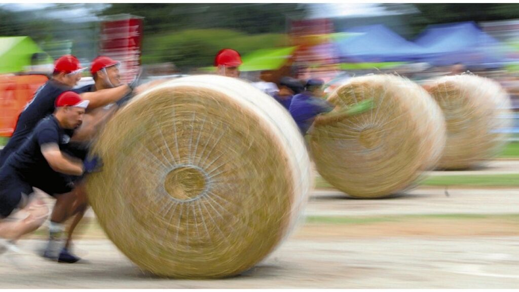 「酪農のまち」北海道大空町で牧草ロール転がし競争、「越えられないと悔いが残る」９１センチの急坂