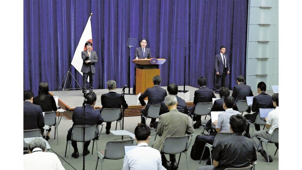官房長官は与党幹部に根回し、自民党議員は情報収集に…突然の退陣表明に関係者は奔走 ― 会見に同席したのは首相秘書官だけ