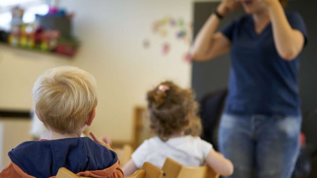 K さんの家族計画で意見が分かれる：子供は親と教育者のどちらの世話を受ける方が良いのか？