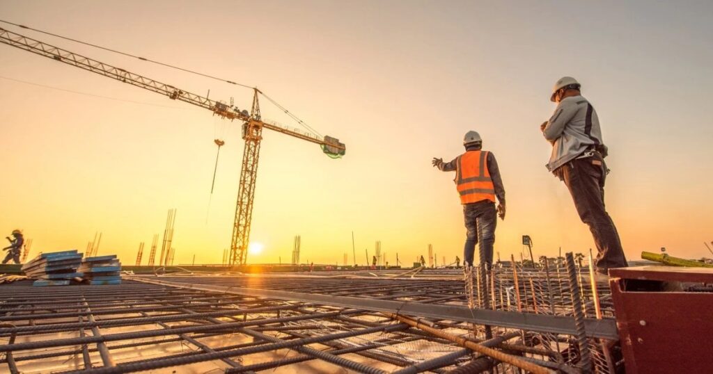 ブロッキングの約束の地、チェコ。なぜ我が国では建設工事が遅れやすいのでしょうか? - 「チェコ共和国は領土計画が何の意味もないという点で大きな問題を抱えています」とクラティナは説明する。 「イギリスの同僚たちは、私たちがいかなる団体に対しても、いつでも無料でゾーニングと建設の手続きに異議を申し立てることができることに驚いていました。」