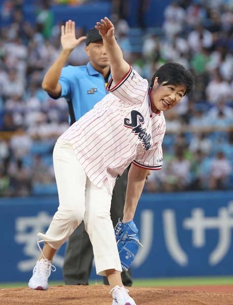独占撮！小池都知事が神宮ヤクルト戦での始球式で左足グネリ→車椅子で退場…今季絶望か？― もうちょっと脚力を鍛えたほうが良い