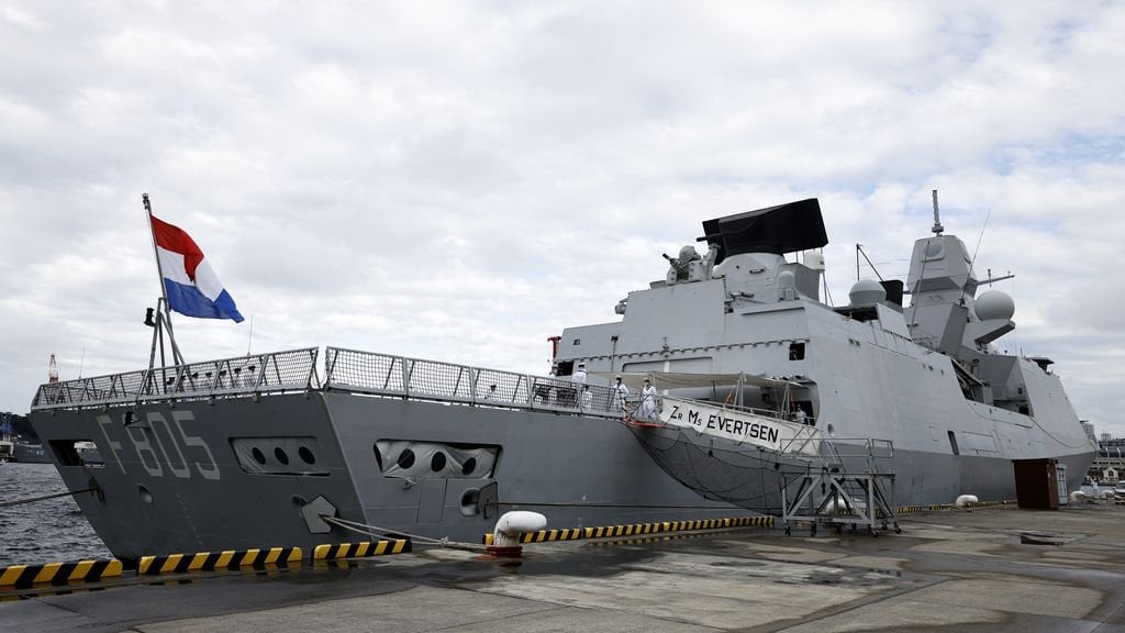 デンヘルダー港の海軍艦エバーツェン火災
