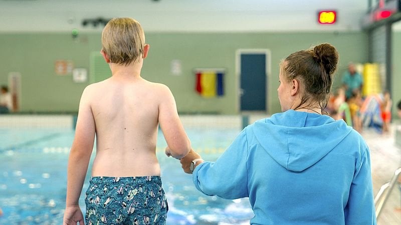 低所得の親の4分の1は子供を水泳教室に通わせておらず、費用の増加が理由であることが多い