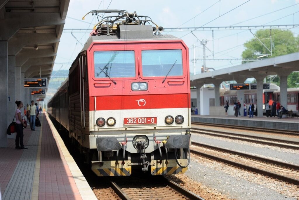 スロバキアの鉄道事情は憂慮すべきものである。チェコの電車の運転士も不満を漏らしている - 「私の目的は、私たちチェコの電車の運転士が毎日運転しているスロバキアの線路の悪化の一途を指摘することでした。状況は本当に憂慮すべきものであり、私たちはこの問題について正当な懸念を抱いていると信じています」乗客の安全を。」