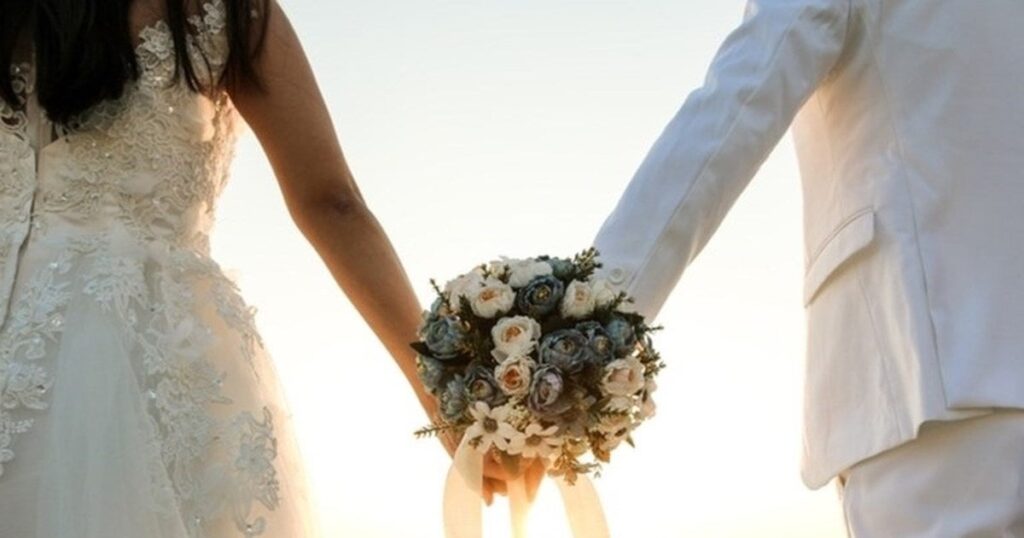 ピルゴスの結婚式での出来事：教会内で足を踏んだ新郎が新婦を平手打ち