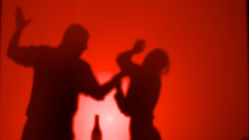 男性がパートナーの髪の毛をつかみ、平手打ちし、侮辱したが、女性は通報したがらなかった