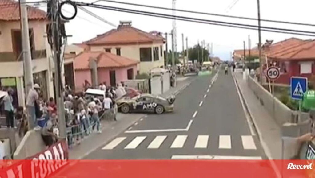 ゾクゾクする：マデイラの集会で自動車が衝突し、観客を襲う