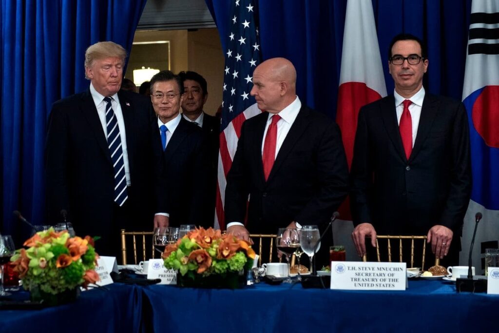 トランプ氏は外国の独裁者から「バカ」のように扱われ、利用されたと元側近が語る