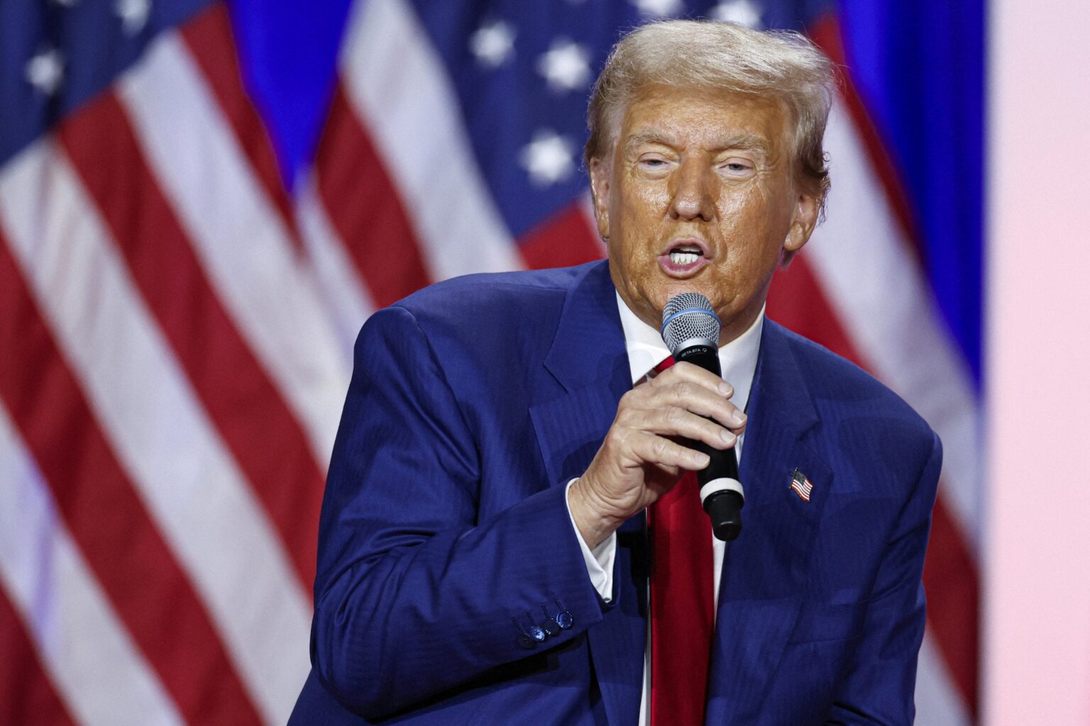 ドナルド・トランプ氏の演説中のベーコン発言が嘲笑を呼ぶ：「言葉のサラダ」