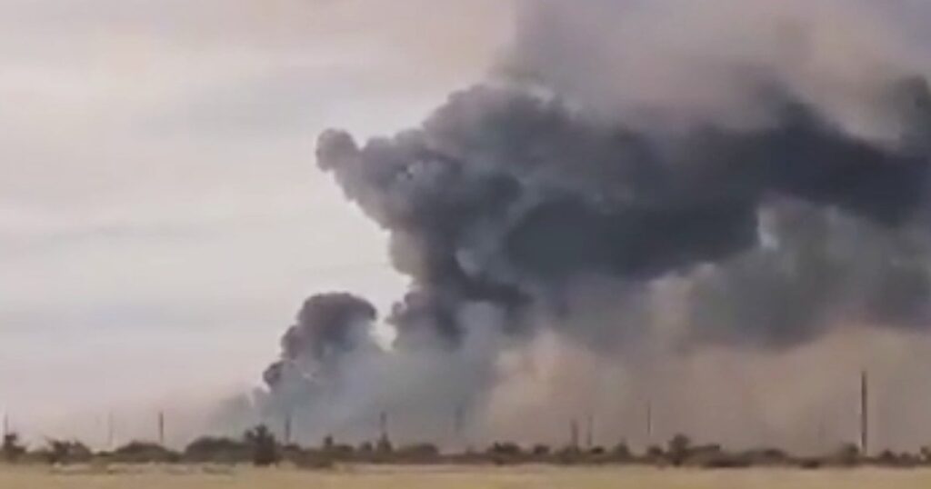 ウクライナの無人機によるロシア空軍基地への激しい攻撃を映したビデオ