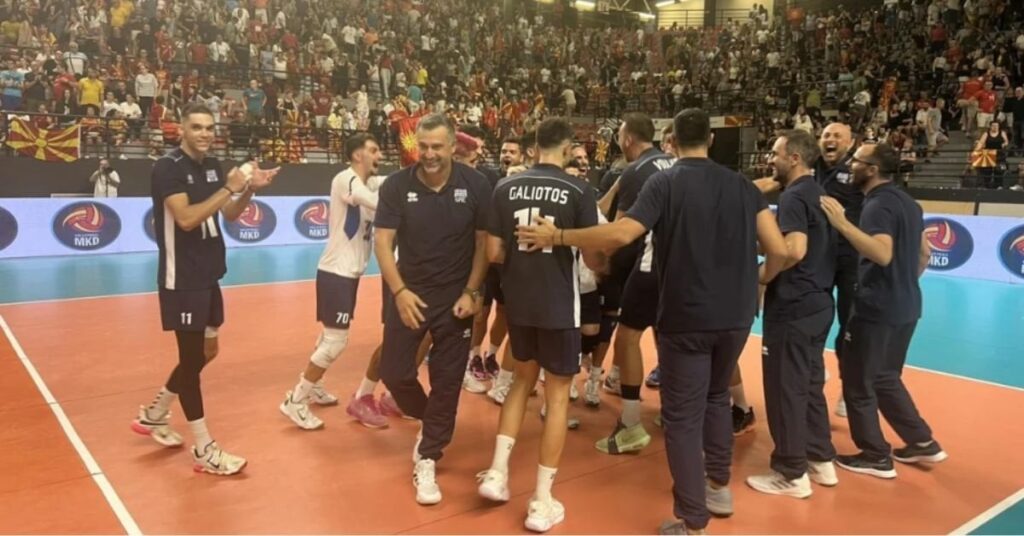 男子ギリシャ代表バレーボールチーム: スコピエで 3-1 で大勝利 - 国歌斉唱中は歓声が上がる