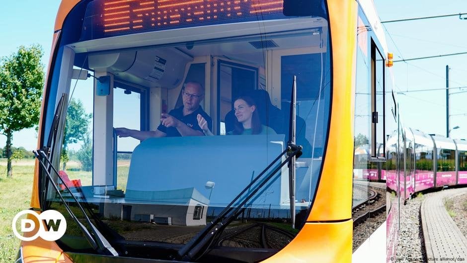 講堂から路面電車の運転手の席まで – DW – 2024/08/29
