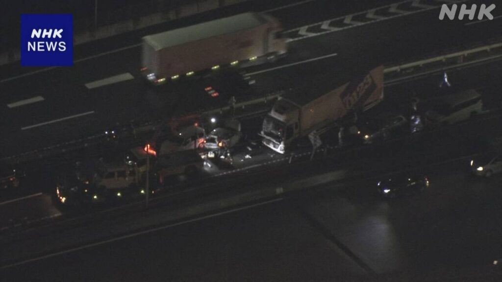 東京外環自動車道 11台の玉突き事故 けが人複数も命に別状なし