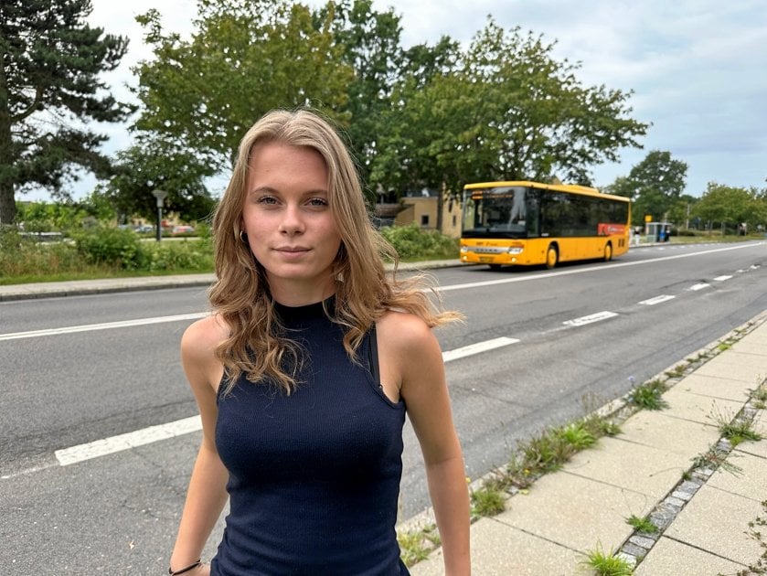 16歳の少佐は運転免許証を取得するのが待ちきれません: - バスの運転手はお腹を引っ込めなければならないと言います