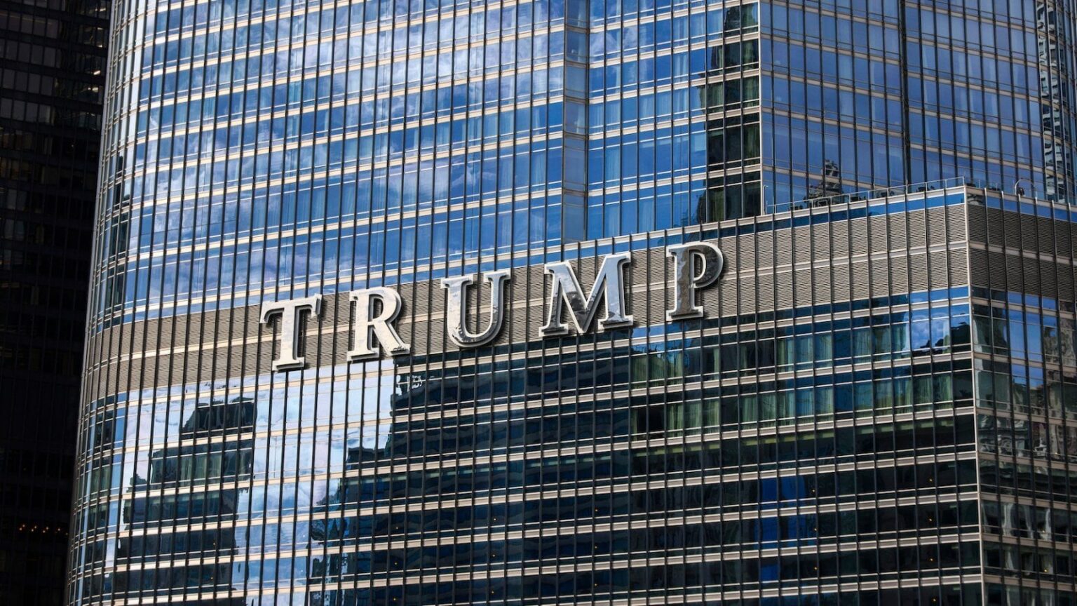 民主党、大会前にシカゴのトランプタワーでトランプ氏を挑発