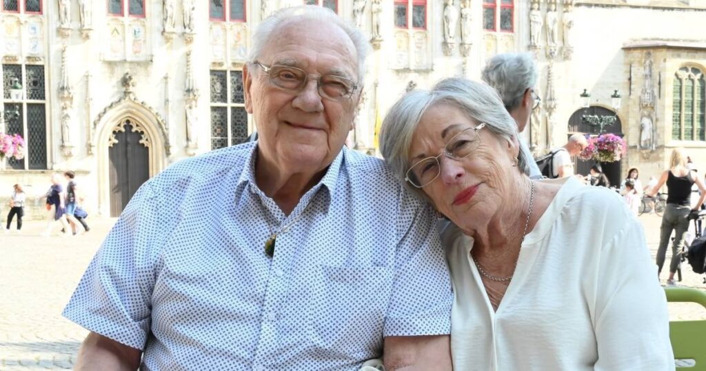 ニュージーランド人のロザリンドさん（80）は滞在許可を受け取らず、友人のロジャーさん（86）はブルージュに一人で残る：「彼女が去れば大きな空白が生まれるだろう」ブルージュ | hln.be