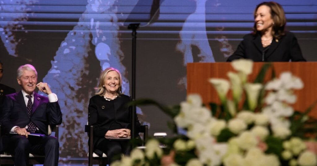 カマラ・ハリス氏は、女性が大統領に立候補する方法を再定義している - 彼女は、ヒラリー・クリントン氏を陥れた性差別的な罠を避けている。