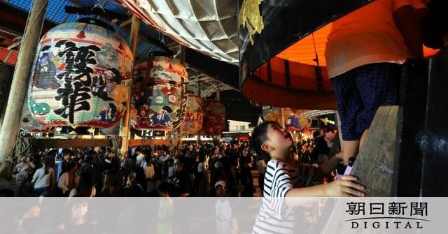 残暑の夜を彩る10メートル級の巨大提灯ずらり 海魔退散祈る 愛知県西尾市