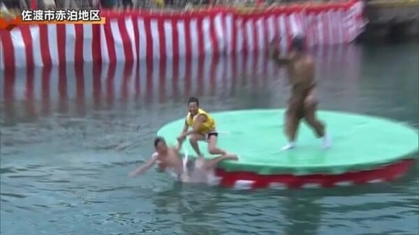 豪快にざぶーん！海に浮かんだ土俵で相撲大会 子どもから大人まで白熱した取り組み展開 新潟県佐渡市