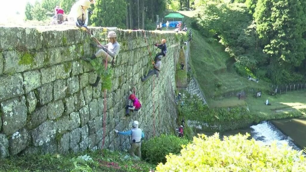 国宝・通潤橋をクライミングの技術できれいに 熊本県山都町