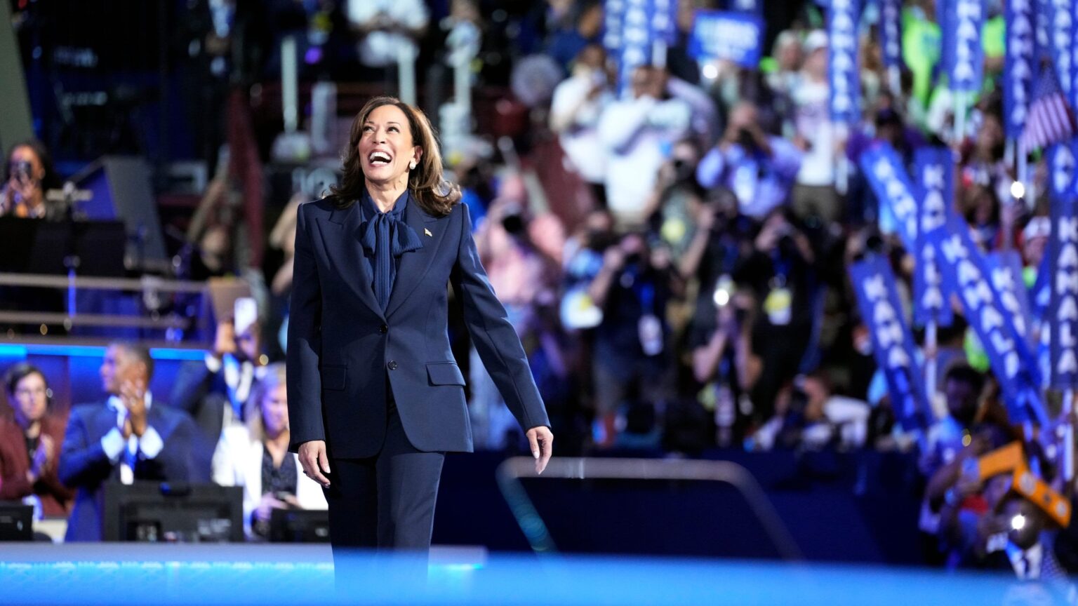 DNCは、ハリス陣営がトランプ氏や評論家たちの声を無視していることを示した。それはうまくいっている。