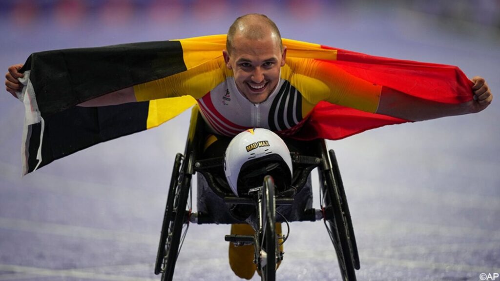金！車椅子短距離走の選手マキシム・カラビンが400メートルで優勝候補としての役割を見事に果たす - 「素晴らしい」