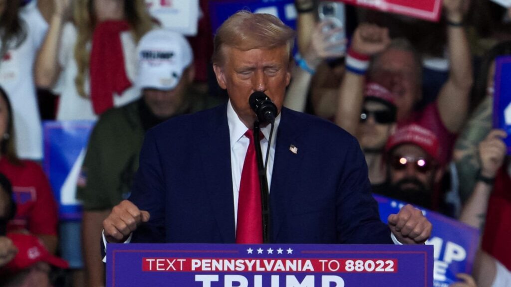 トランプ氏：「私はカマラより見栄えがいい。そして、私がだらだらしているとは言わないで」 | ペンシルベニア州ウィルクス・バリの集会の道に戻ると、トランプ氏は群衆にテレプロンプターから話してもよいか尋ねた。そして彼は話した。