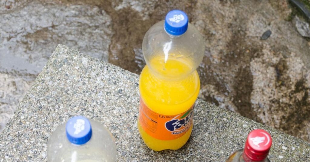 公共の場所での薬物摂取に対する最初の学期の罰則は 176 件