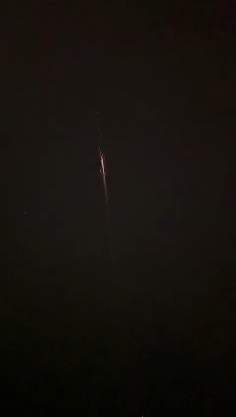 今夜、友人がチューリッヒ上空で何かが燃えているビデオを撮りました。