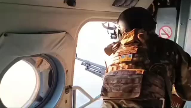 ヘリコプターの砲手がロシアのドローンを撃墜