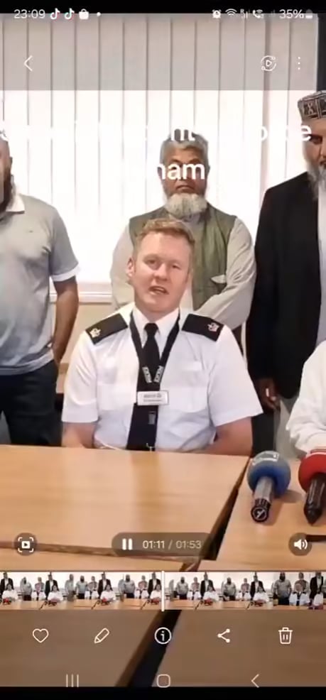 移民と英国警察に対する英国人の反乱...