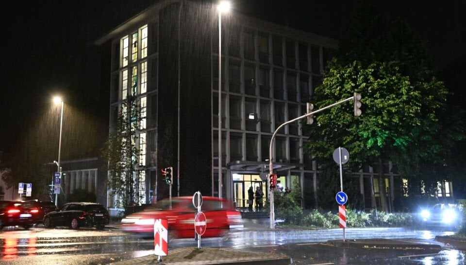 メディア: 警察、26歳のシリア人男性を市のパーティー襲撃容疑で逮捕