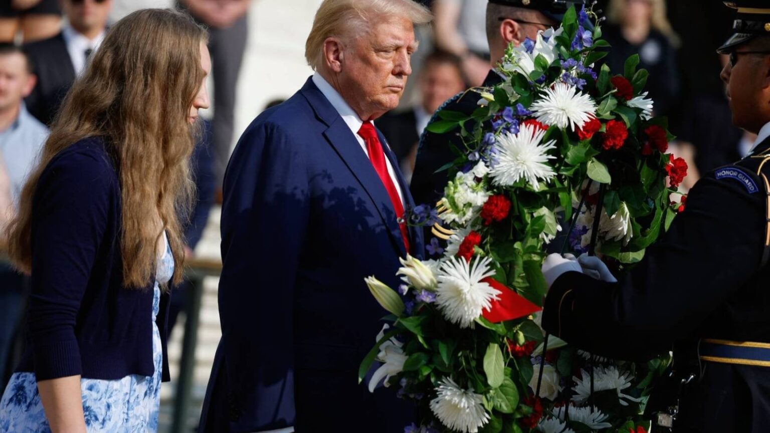 トランプ陣営がアーリントン墓地職員と衝突：報道 | トランプ陣営のスタッフは、月曜日の元大統領の訪問中に墓地職員と物理的な口論になったとNPRが報じた。