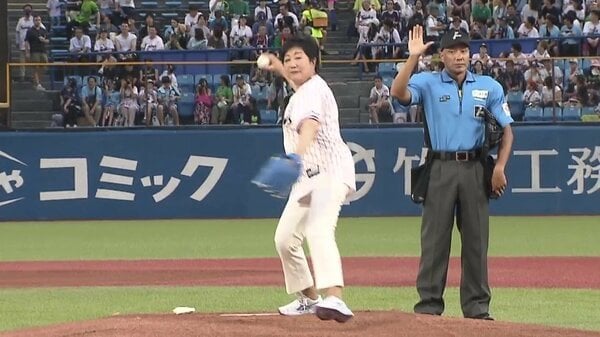 始球式でまさかの骨折 小池都知事「スポーツで盛り上げていきましょう！」のはずが…投球後動けず全治2カ月 当面テレワークに