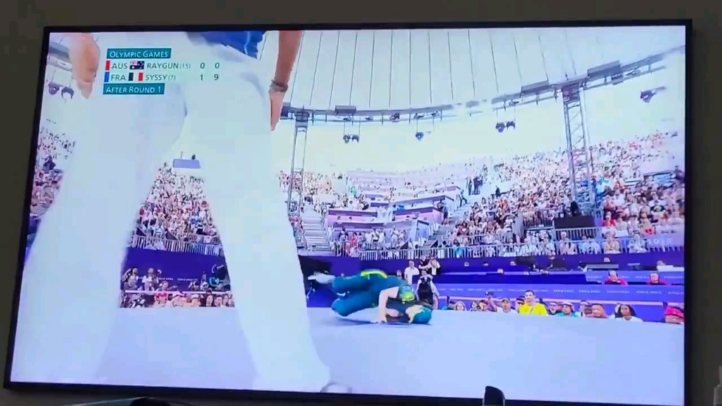彼はオリンピックのブレイクダンスのパフォーマンスというよりは、パーティーから帰ってきた人のように見えます