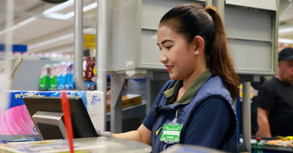人口の高齢化に伴い、ラップランドの食料品店がフィリピン人労働力に目を向ける | Yle News
