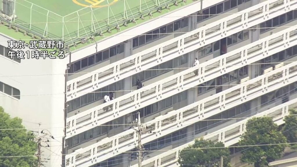 東京・武蔵野市の小学校で2階ベランダから10代の男子生徒が転落か 意識不明の重体という情報も