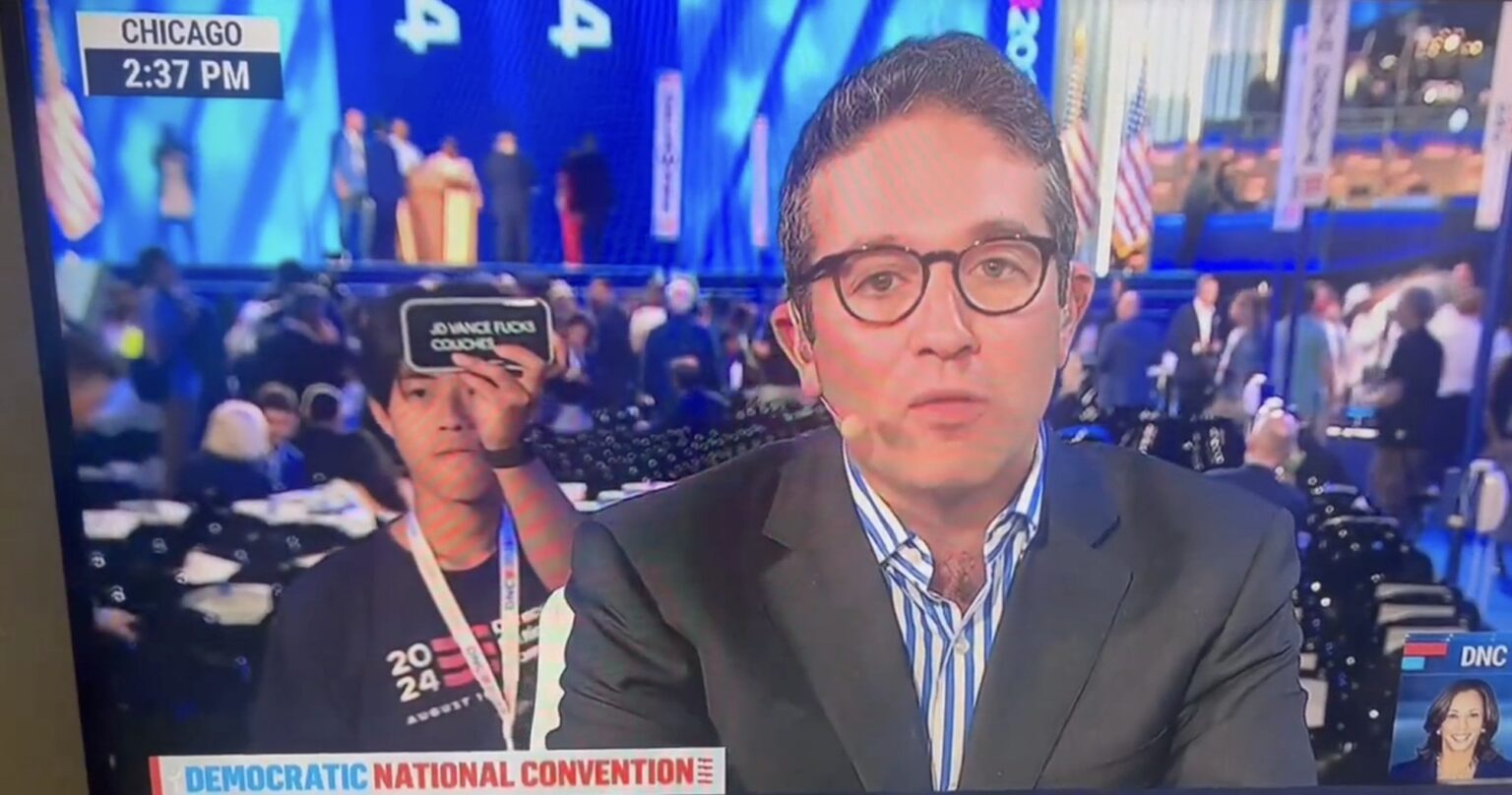 MSNBC、民主党全国大会の放送中に「JD・ヴァンスがソファーをファック」というメッセージを誤って放送