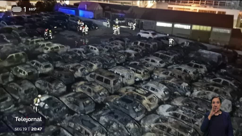 焼けた車。屋上駐車許可のない建物
