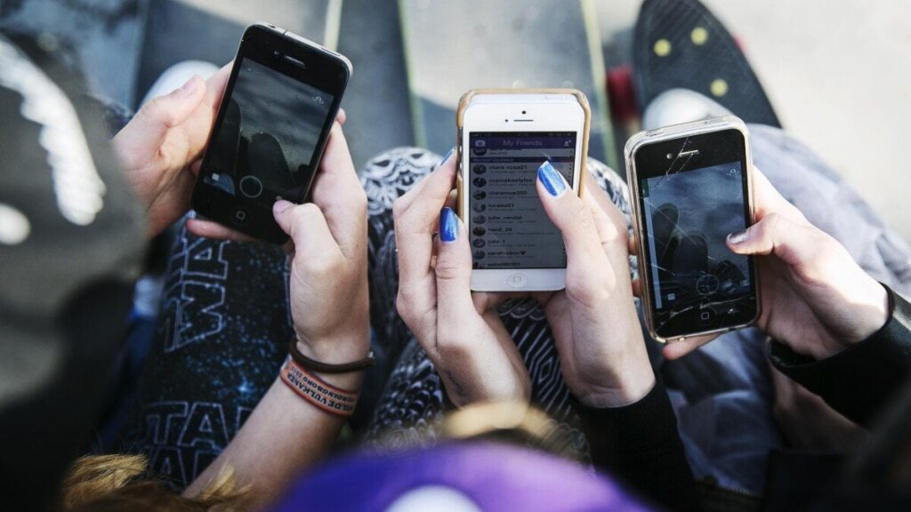 親たちがソーシャルメディアに群がる：8年生までスマートフォン禁止
