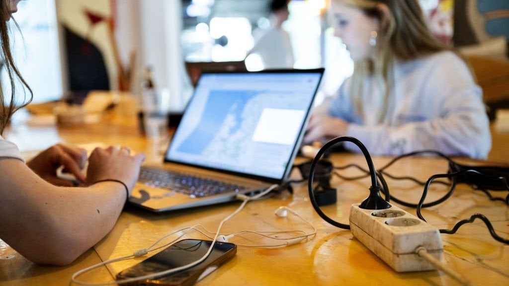 多くの学校ではラップトップの使用が義務付けられていますが、すべての親がそれを買う余裕があるわけではありません。