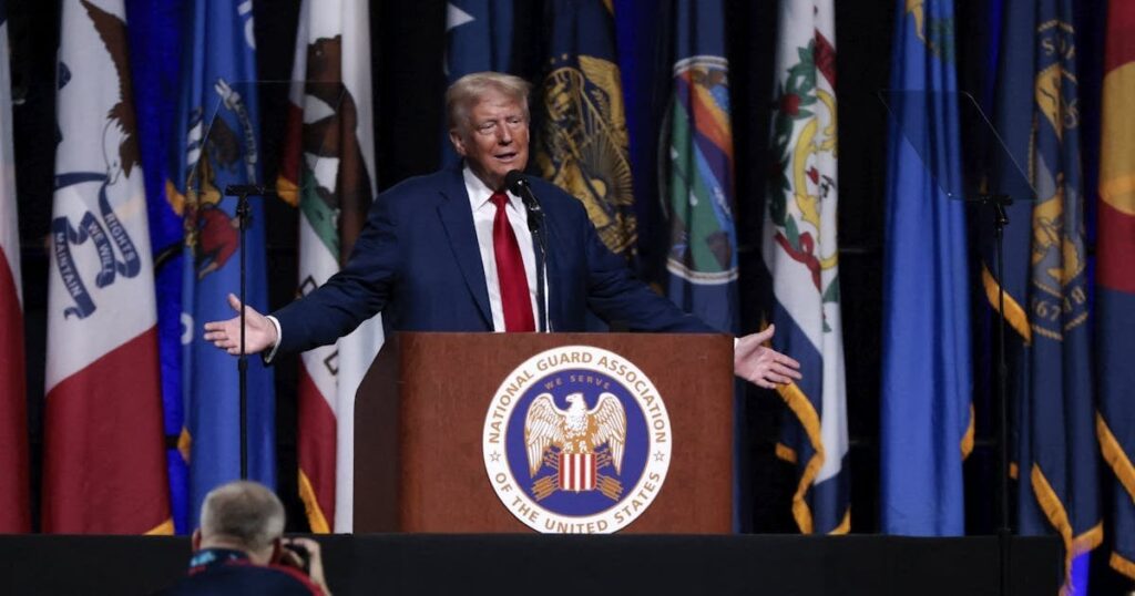 ご覧ください: 老人トランプが奇妙な話し方でつっかえつまずく