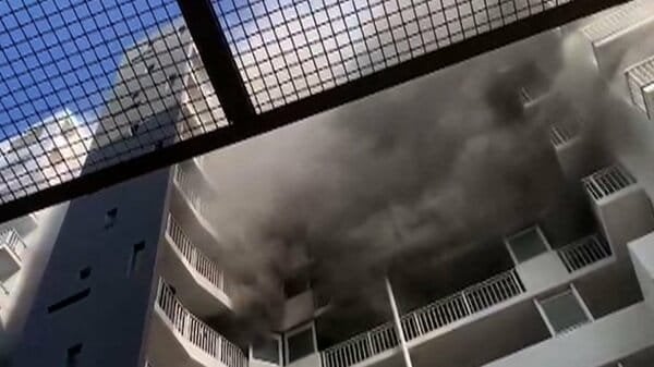 モバイルバッテリー充電中に出火か…千葉市美浜区のマンション7階で火事 50代男女軽傷